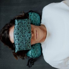 Подушка-валик для шеи HUGGER MUGGER Silk Neck Pillow, бирюзовый